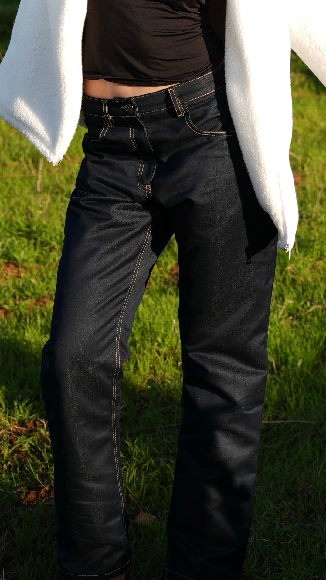 Straight leg dark blue jean low waist