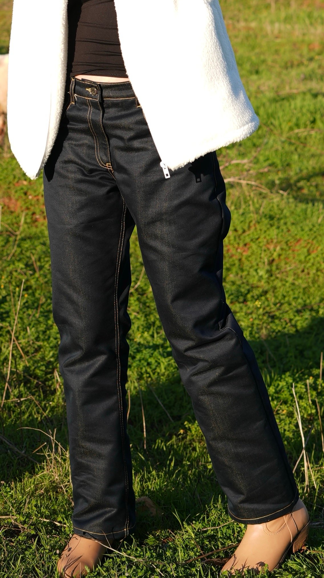 Straight leg dark blue jean low waist